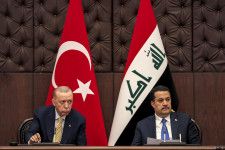 トルコのエルドアン大統領（左）とイラクのスダニ首相＝22日、バグダッド（AP＝共同）