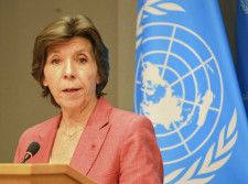 UNRWAの評価報告書について記者会見するフランスのコロナ元外相＝22日、ニューヨークの国連本部（共同）