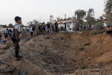22日、ガザ最南部ラファにある空爆を受けた避難民のキャンプ（ロイター＝共同）