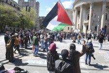 22日、米東部コネティカット州のエール大前で抗議デモを行う親パレスチナの学生ら（AP＝共同）