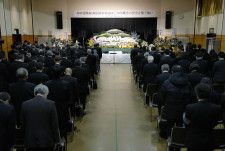 知床観光船沈没事故から2年となり、追悼式で黙とうする人たち＝23日午後、北海道斜里町