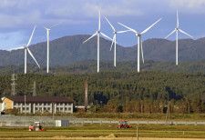青森県内の森林に設置されている風車＝2023年10月