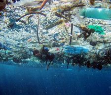 海に浮かんだ大量のプラスチックごみ（米海洋大気局提供）