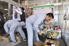 北海道斜里町役場で献花台を解体する職員ら＝24日午前