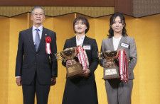 日本スケート連盟の表彰祝賀会でJOC杯を授与された高木美帆（右）、坂本花織＝24日、東京都内（アフロ/JSF）