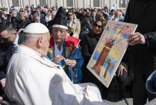 バチカンでローマ教皇フランシスコ（手前）と対面する樽谷大助さん（中央）＝24日（（C）Vatican　Media提供・共同）
