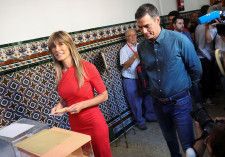 スペイン総選挙で投票するサンチェス首相夫妻＝2023年7月23日（ロイター＝共同）