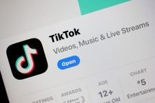 iPhone（アイフォーン）の画面に表示されたTikTok（ティックトック）のアプリ＝24日（ゲッティ＝共同）