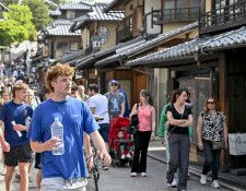 京都・清水寺周辺を散策する外国人観光客ら＝17日