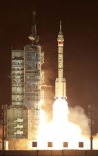 有人宇宙船「神舟18号」を搭載して打ち上げられるロケット「長征2号F遥18」＝25日、中国・酒泉衛星発射センター（新華社＝共同）
