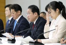 子どもの性被害防止に向けた関係府省会議であいさつする岸田首相（右から2人目）＝25日午後、首相官邸