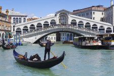 ゴンドラやボートが行き交うイタリア・ベネチアの運河＝25日（共同）