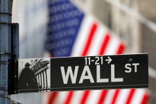 ニューヨーク証券取引所があるウォール街の標識（ロイター＝共同）