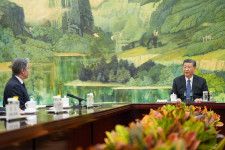 ブリンケン米国務長官（左）と会談する中国の習近平国家主席＝26日、北京の人民大会堂（AP＝共同）