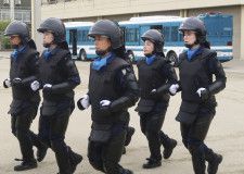 訓練する福岡県警の女性機動隊員ら＝11日、福岡市