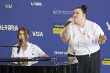 歌を披露する歌手のアリョーナ・アリョーナさん（右）とジェリー・ヘイルさん＝25日、ウクライナ・キーウ（共同）
