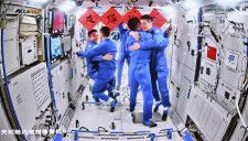 中国、有人宇宙船ドッキング成功　米印に対抗、月面に基地計画
