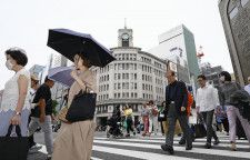 高気圧の影響で東日本から北日本を中心に6〜7月並みまで気温が上がり、東京・銀座で日傘を差す人たち＝26日午後