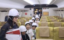 西九州新幹線「かもめ」の車内を見学する子どもたち＝17日、長崎県大村市