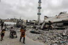 イスラエル軍に破壊されたモスク＝26日、パレスチナ自治区ガザ南部ラファ（ゲッティ＝共同）