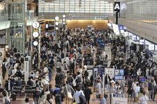 ゴールデンウイークが始まり、旅行客らで混雑する羽田空港の国内線出発ロビー＝27日午前