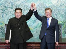 2018年4月の南北首脳会談で板門店宣言に署名した北朝鮮の金正恩朝鮮労働党委員長（左）と韓国の文在寅大統領＝板門店の韓国側施設「平和の家」（韓国共同写真記者団・共同）