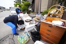 石川県輪島市の被災した家屋から家財道具を運び出すボランティア＝27日午前