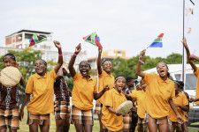 初の全人種選挙から30年を記念する式典の会場で、南アフリカの国旗を振る子どもたち＝27日、首都プレトリア（共同）