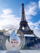 パリ五輪のカウントダウン時計とエッフェル塔＝17日、パリ（共同）