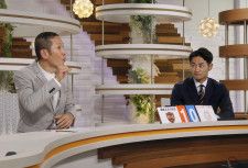 岡山放送で、サッカーJ2の試合を手話で伝える実況の担当者（左）と解説者＝28日午後、岡山市