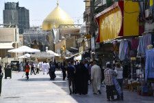 イスラム教シーア派の聖地、イラク・ナジャフの通りを行き交う市民ら＝2021年（共同）