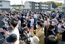 27日、衆院島根1区補選の候補者らの街頭演説に集まった人たち＝松江市（画像の一部を加工しています）