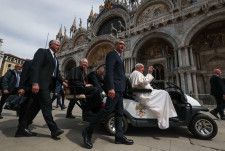 28日、イタリア北部ベネチアを訪問し、手を振るローマ教皇フランシスコ（ロイター＝共同）