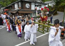 長谷寺の「ぼたん献花会」で練り歩く参加者ら＝29日午後、奈良県桜井市