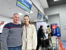 北朝鮮に向けて出発する会社員セルゲイさん（左）と娘＝29日、ロシア・ウラジオストクの空港（共同）