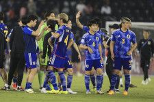 サッカーU―23アジア杯準決勝、試合後勝利を喜ぶ選手ら＝29日、ドーハ（AP＝共同）