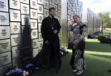 虐殺犠牲者の慰霊碑を訪れた英国のソフィ妃（右）＝29日、ウクライナ・ブチャ（AP＝共同）
