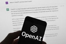 米オープンAIのロゴと、同社開発の対話型AI「チャットGPT」の画面（AP＝共同）
