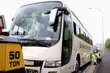 トラックと衝突し、フロントガラスが割れた観光バス＝30日午前11時30分、横浜市