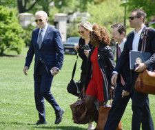 米ホワイトハウスの南庭にヘリで降り立った後、側近と歩くバイデン大統領（左端）＝4月26日、ワシントン（共同）