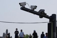 中国江蘇省無錫市内に設置されている監視カメラ＝4月（共同）