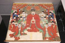公開された琉球国王の肖像画「御後絵」＝30日午後、那覇市