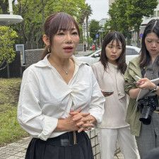 告訴状を提出後、神奈川県警前で取材に応じる三代純歌さん（左）＝30日午前、横浜市