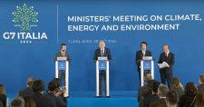 G7気候・エネルギー・環境相会合を終え、記者会見する斎藤経産相（右から2人目）ら＝30日、イタリア・トリノ（YouTubeから）