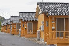 石川県輪島市に完成した木造の仮設住宅＝1日午前
