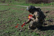 ロシアのクラスター弾のそばに目印の旗を立てるウクライナ兵＝4月4日、ウクライナ南部（ロイター＝共同）