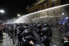 デモ隊に放水を浴びせるジョージアの警察＝4月30日、トビリシ（ゲッティ＝共同）