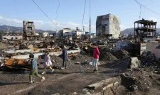 地震による大規模火災でほぼ全域が焼失した「輪島朝市」周辺を歩く家族連れ＝4月1日、石川県輪島市