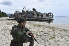 1日、米比合同演習「バリカタン」で、フィリピン・パラワン島のサンビセンテに上陸した米軍ホーバークラフトを警護するフィリピン兵（共同）