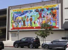 米ロサンゼルスのリトルトーキョーにある壁画。「ロサンゼルスの小東京は我々の心の故郷です」と日本語で書かれている＝1日（共同）